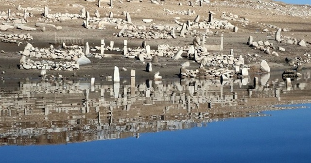 Baraj suları çekilince mezarlıklar ortaya çıktı