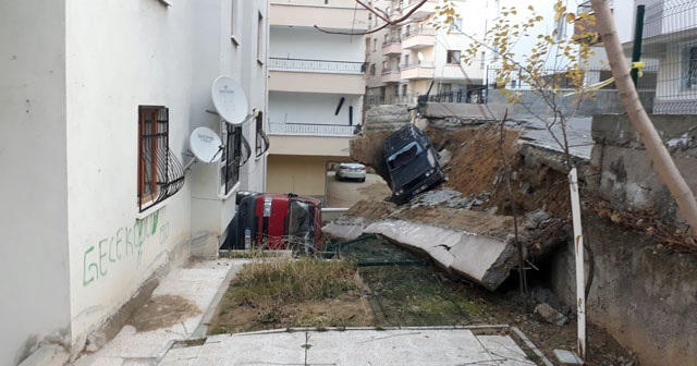 Başkent&#039;te toprak kayması: 2 araç göçük altında kaldı