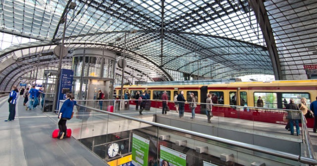 Berlin&#039;de tren seferleri durduruldu!