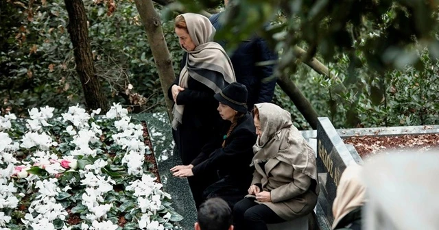 Berna Yılmaz oğlunun mezarı başında