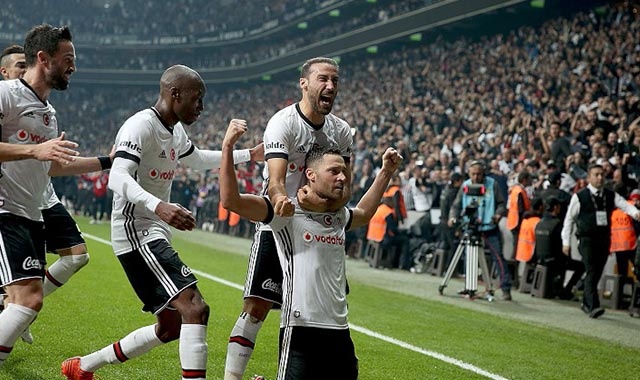 Beşiktaşlı taraftarlar galibiyeti Çarşı&#039;da kutladı