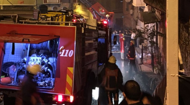 Beyoğlu&#039;nda üç katlı binada yangın!