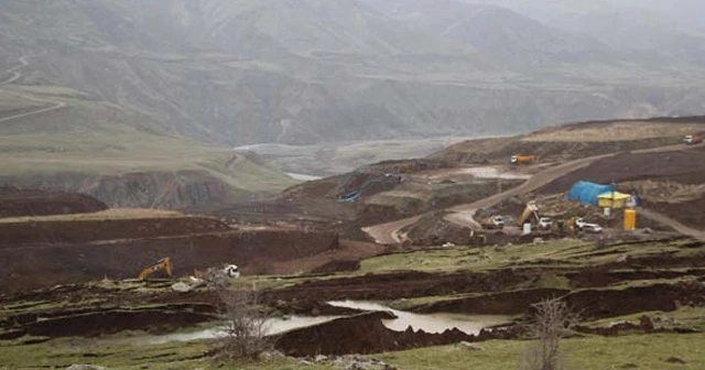 Bingöl&#039;de demir yolu inşaatının neden olduğu heyelan köylüleri korkutuyor