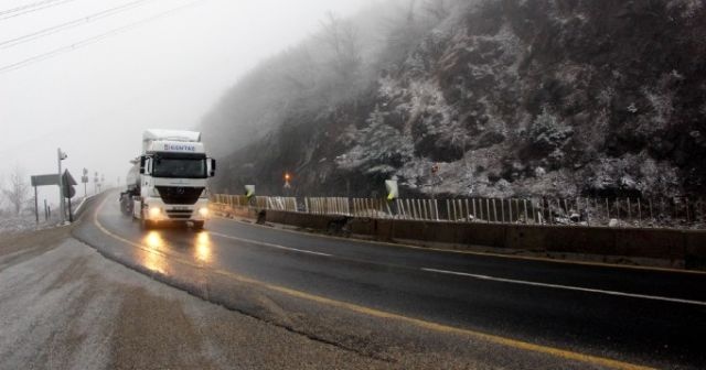 Bolu Dağı&#039;nda kar ve sis esareti