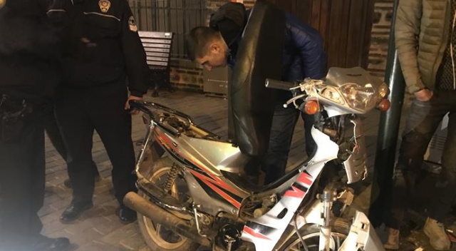 Çaldıkları motosiklet ile kaçarken kaza yaptılar