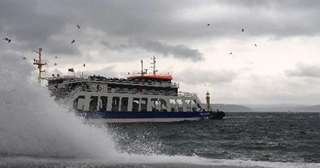 Çanakkale&#039;de, adalara feribot seferlerine fırtına engeli