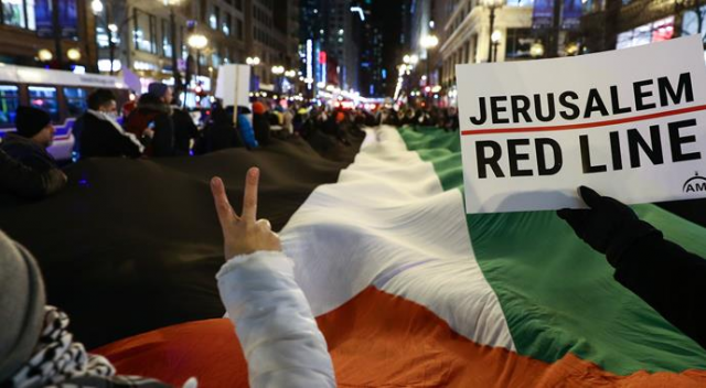 Chicago'da binlerce kişi Trump'ı protesto etti