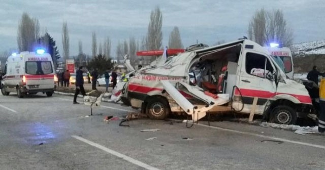 Çorum&#039;da ambulans kaza yaptı: 1 ölü, 3 yaralı