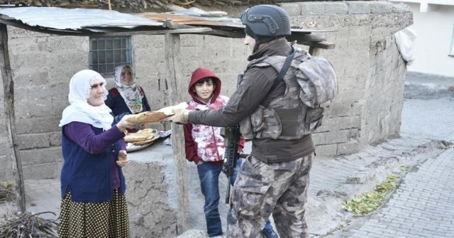 Diyarbakırlı kadınlardan polislere sıcak ekmek ikramı