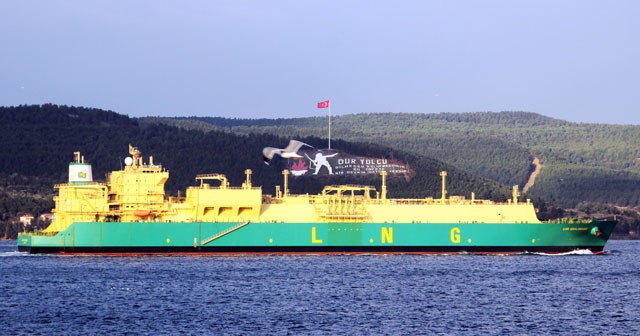 Doğalgaz tankeri Çanakkale Boğazı&#039;ndan geçti