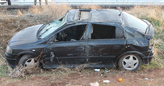 Elazığ’da otomobil şarampole uçtu: 4 yaralı