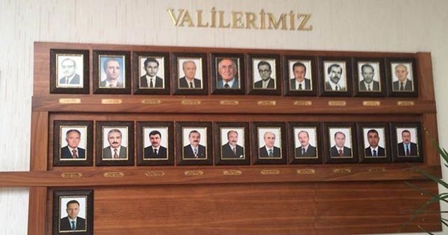 FETÖ&#039;den tutuklu Hüseyin Avni Mutlu’nun fotoğrafı, ‘Valilerimiz’ panosundan kaldırıldı