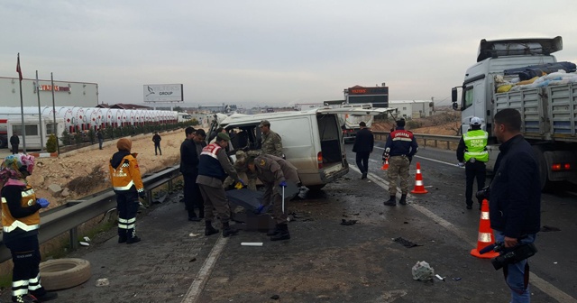 Gaziantep&#039;te minibüs ve kamyon çarpıştı: 5 ölü