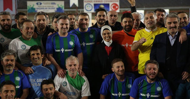 Gençlik ve Spor Bakanı Osman Aşkın Bak futbol oynadı