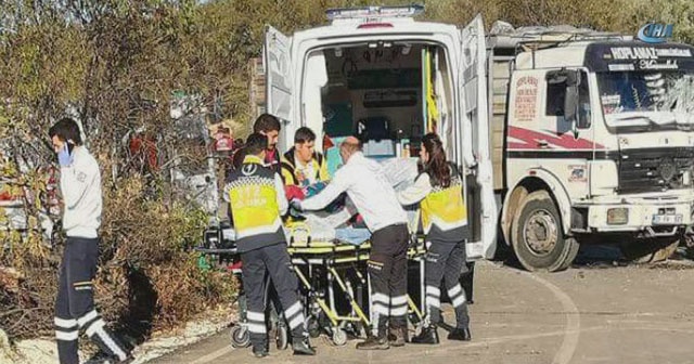 Göçmenleri taşıyan minibüs ile kamyon çarpıştı: Ölü ve yaralılar var