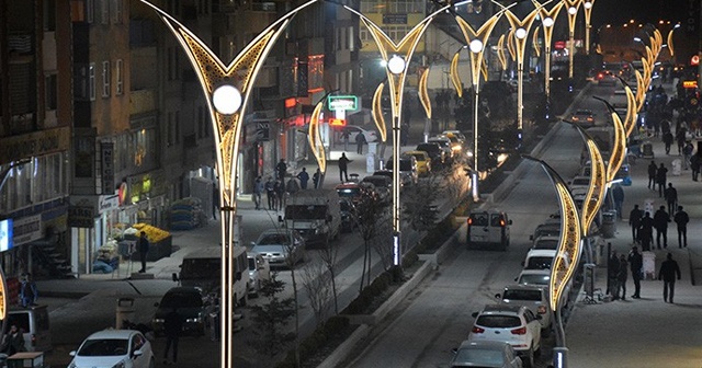 Hakkari caddeleri modern aydınlatma sistemi ile ışıl ışıl