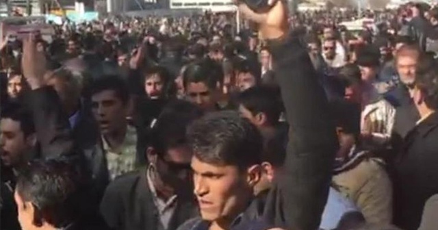 İran&#039;da hayat pahalılığı protesto edildi