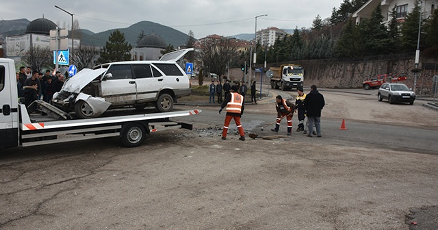 İşçi servisi otomobille çarpıştı