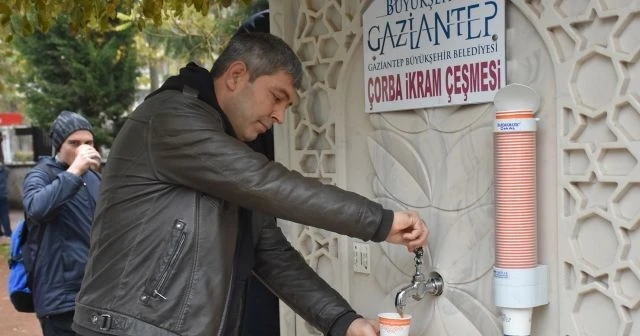 Isınmak isteyen bu çeşmeye koşuyor
