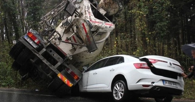 İstanbul’da beton mikseri devrildi, faciadan dönüldü