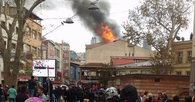 Beyoğlu’nda mobilya atölyesinde yangın