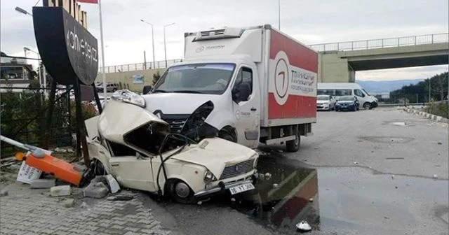 Kamyonet park halindeki araca çarptı