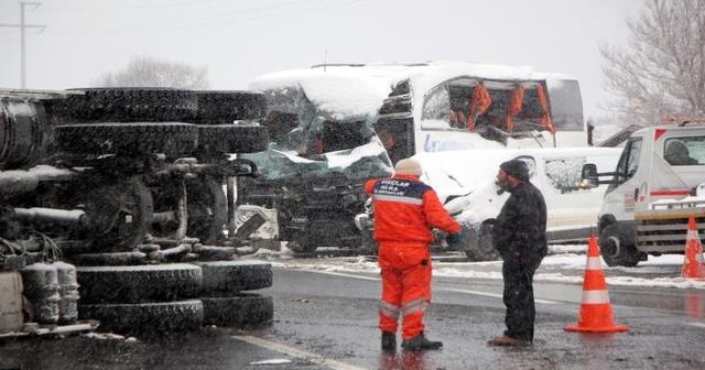 Kar fena bastırdı! Denizli-Muğla yolu ulaşıma kapandı