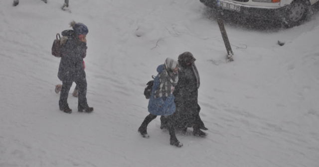 Kar ve tipi Kars&#039;ta hayatı olumsuz etkiledi