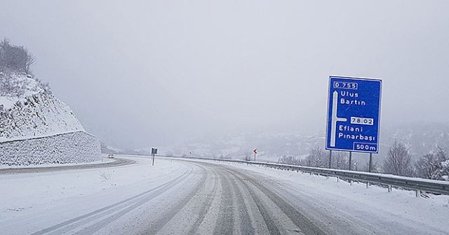 Karabük-Bartın karayolunda kar yağışı etkisini sürdürüyor