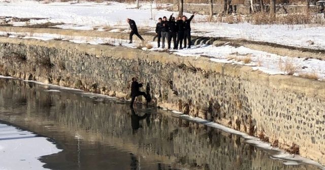 Kars Çayı&#039;na düşen vatandaşı itfaiye kurtardı