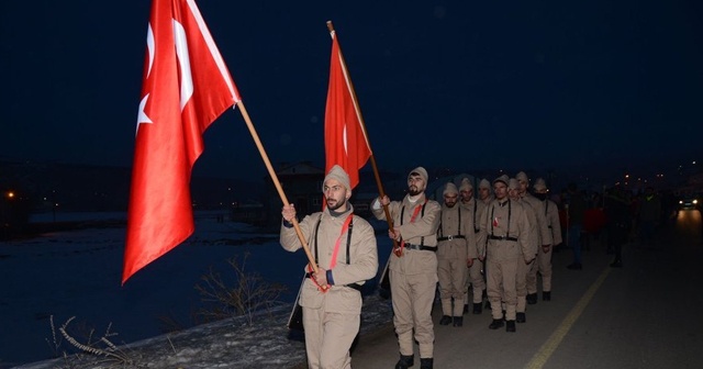 Kars&#039;ta eksi 12 derecede şehitlere saygı nöbeti