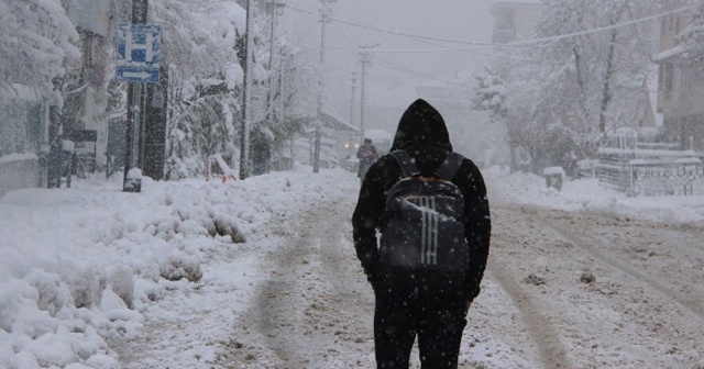 Kars&#039;ta okullar tatil edildi