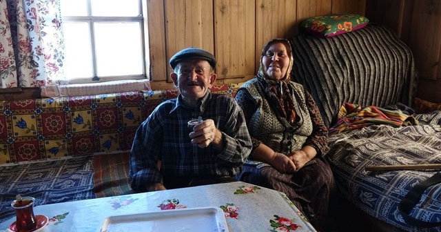 Kastamonu yaşlı çift kara kışa rağmen köylerini terk etmiyor
