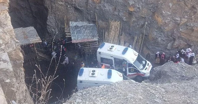 Kömür ocağında 3 kişi su dolu kuyuya düştü