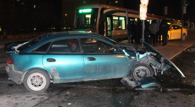 Kontrolden çıkan otomobil tramvaya çarptı