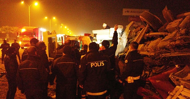 Kontrolden çıkan TIR nöbet tutan polislerin arasına daldı