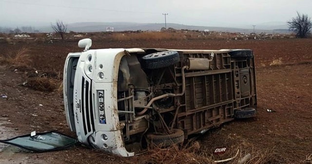 Konya&#039;da öğrenci servisi devrildi: 19 yaralı