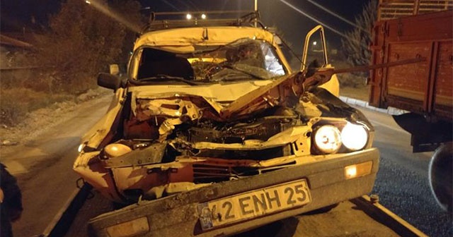 Konya&#039;da otomobil kamyona çarptı: 3 yaralı