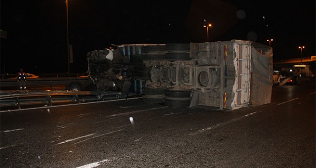 Küçükçekmece&#039;de tır devrildi: Yol trafiğe kapatıldı