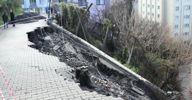 Mahalle yolu okul binasının üzerine çöktü, faciadan dönüldü