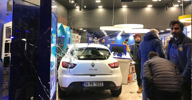 Maltepe’de otomobil işyerine daldı: 2 yaralı