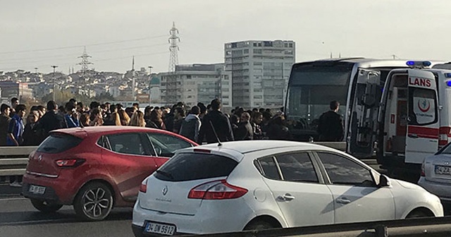 Metrobüs yolunda kaza, yaralılar var