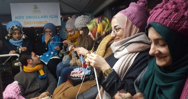 Metrobüste 3 saat boyunca örgü ördüler