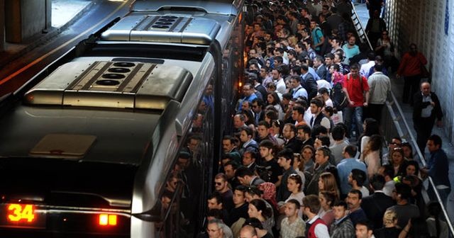 Metrobüste yeni dönem! İlk gün, ilk gözaltı...