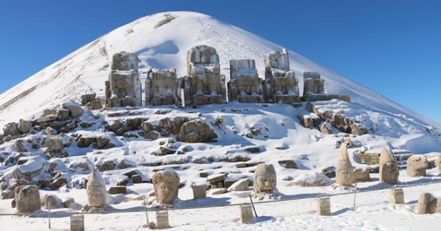 Nemrut Dağı&#039;na mevsimin ilk karı düştü