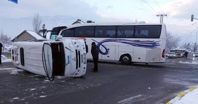 Öğrencisi servisi ile yolcu otobüsü çarpıştı: 18 yaralı