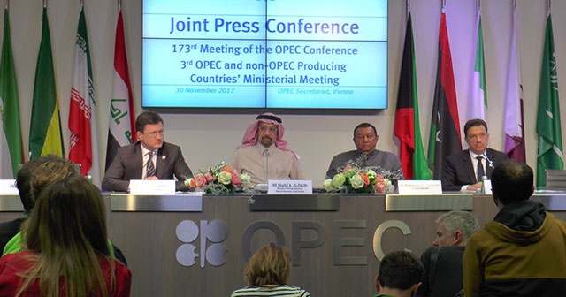 OPEC &quot;üretimde kısıtlama süresini&quot; uzattı