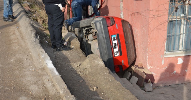 Otomobil evin bahçesine düştü: 1 yaralı