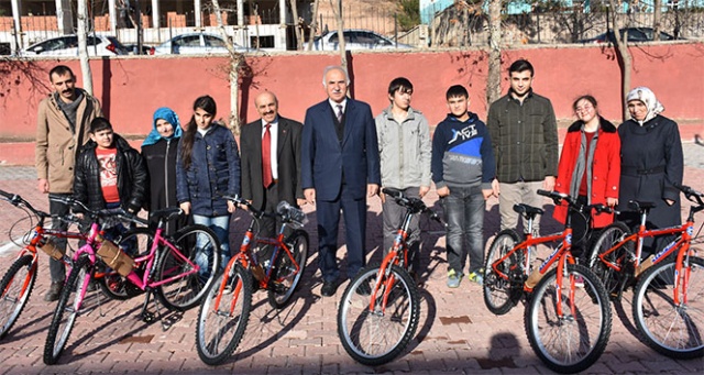 Özel öğrencilere bisiklet hediye edildi