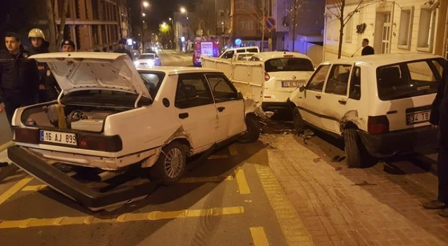 Park halindeki 8 araca çarpıp kaçtı